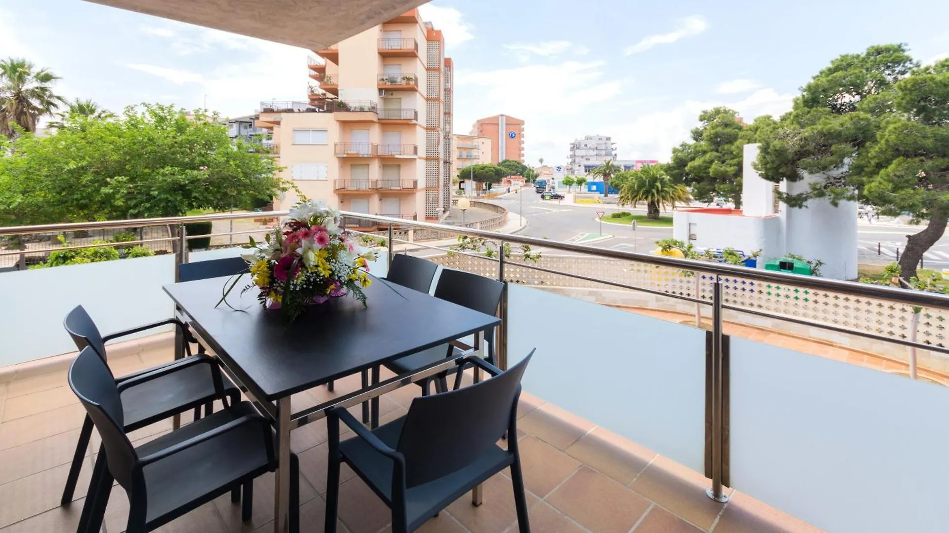 Schoene Wohnung Mit Terrasse Und Pool Nahe Dem Strand Und Geschaeften Inmosantos Daniel Tipob Roses
