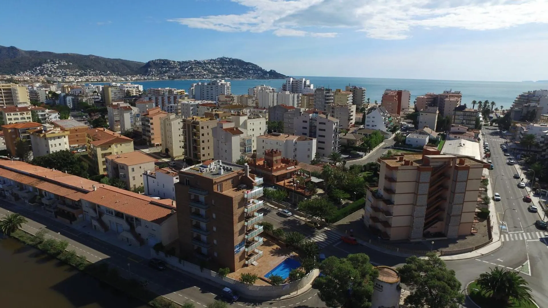 Schoene Wohnung Mit Terrasse Und Pool Nahe Dem Strand Und Geschaeften Inmosantos Daniel Tipob Roses 0*,