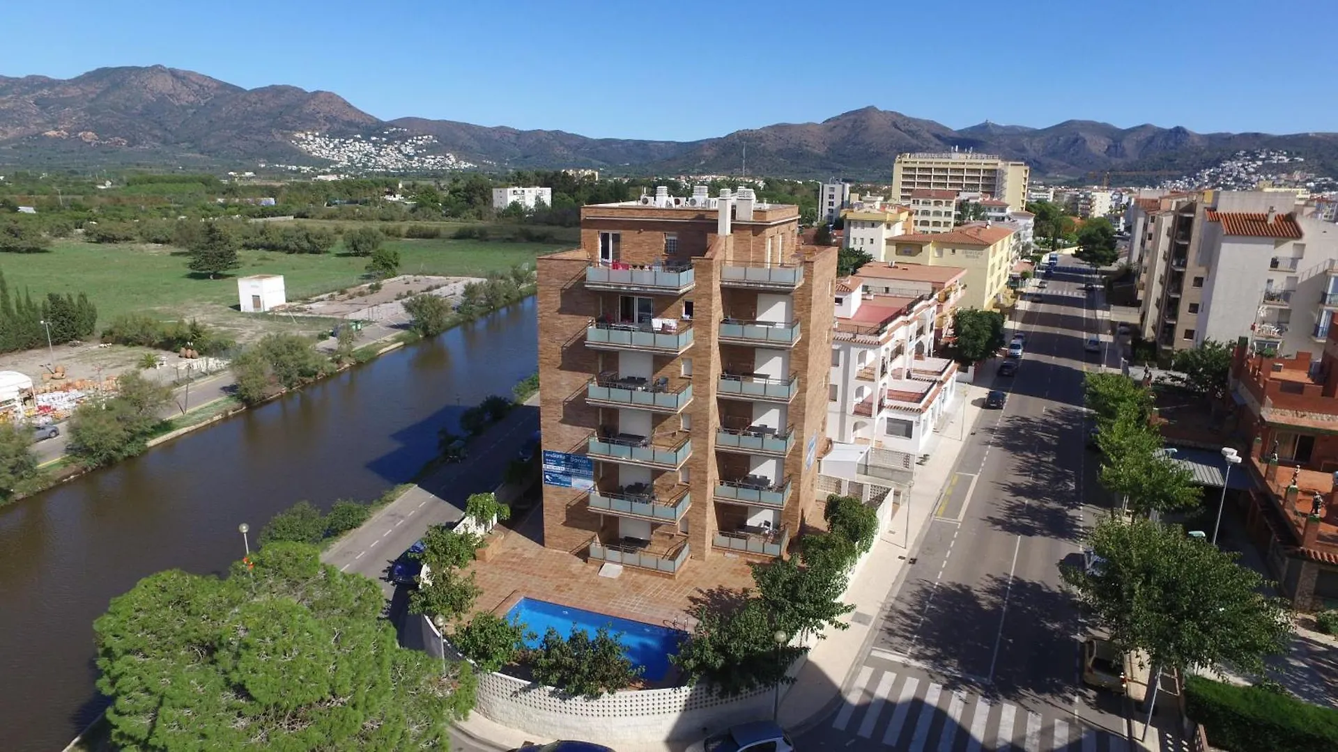 Schoene Wohnung Mit Terrasse Und Pool Nahe Dem Strand Und Geschaeften Inmosantos Daniel Tipob Roses