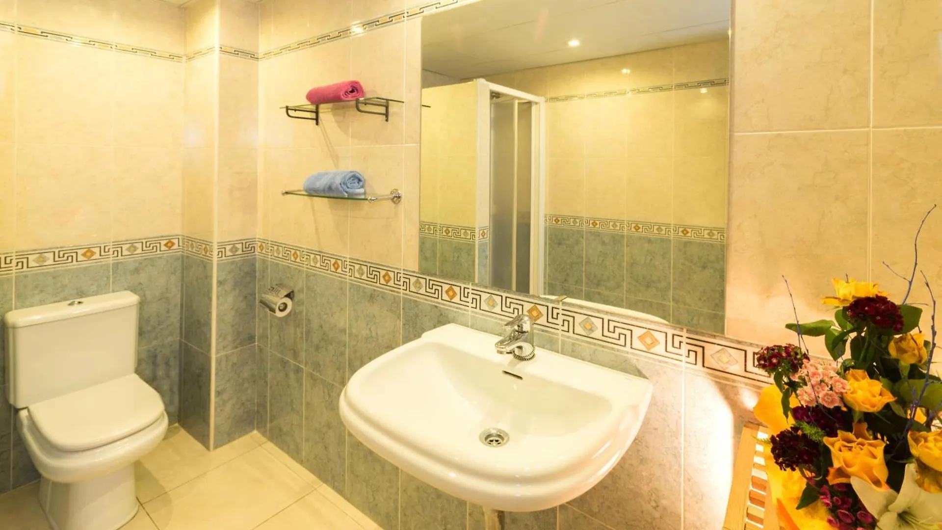 Schoene Wohnung Mit Terrasse Und Pool Nahe Dem Strand Und Geschaeften Inmosantos Daniel Tipob Roses