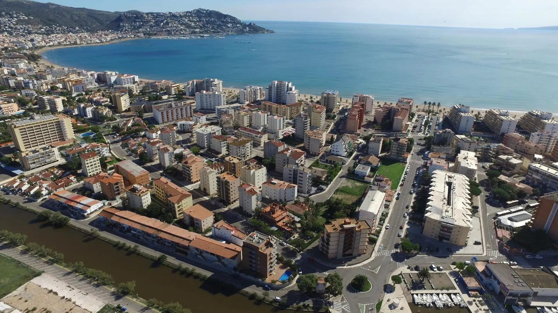 Apartament Schoene Wohnung Mit Terrasse Und Pool Nahe Dem Strand Und Geschaeften Inmosantos Daniel Tipob Roses
